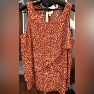 Sleeveless blouse with layers